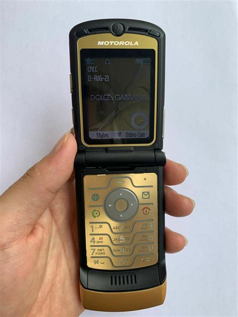 motorola v3i dolce gabbana gold|motorola razr v3i gold.